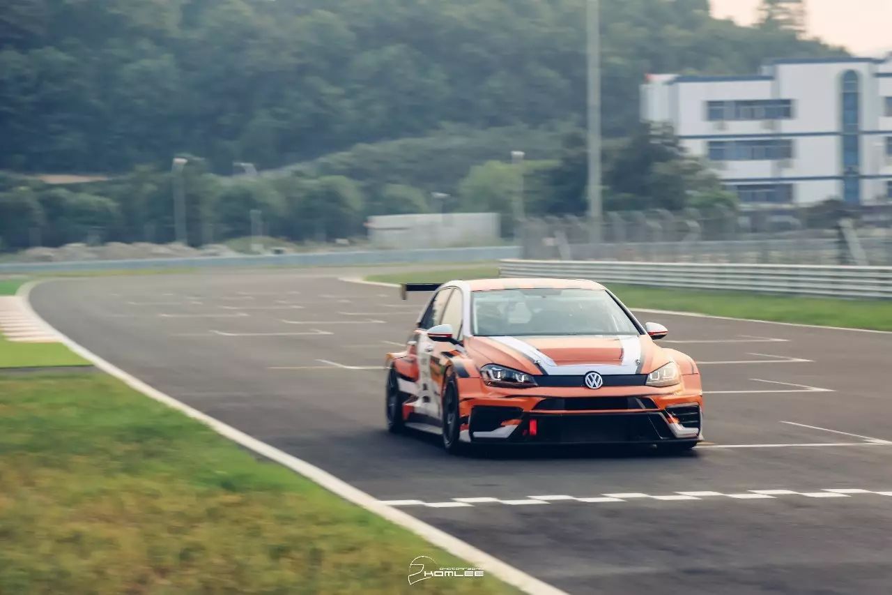 天太热，我选择躺在酒店里看比赛！