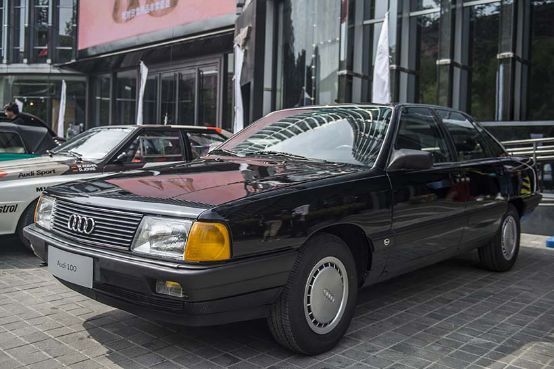 第四届“中国国际名城经典车拉力赛”拉开帷幕