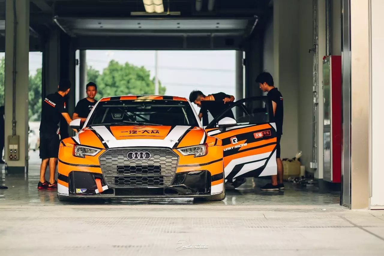 天太热，我选择躺在酒店里看比赛！