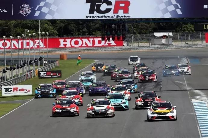 天太热，我选择躺在酒店里看比赛！