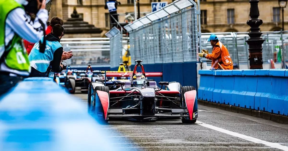 天太热，我选择躺在酒店里看比赛！