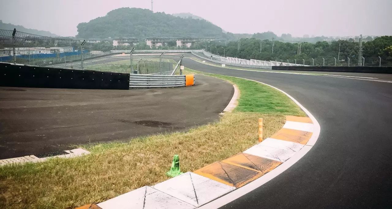 天太热，我选择躺在酒店里看比赛！