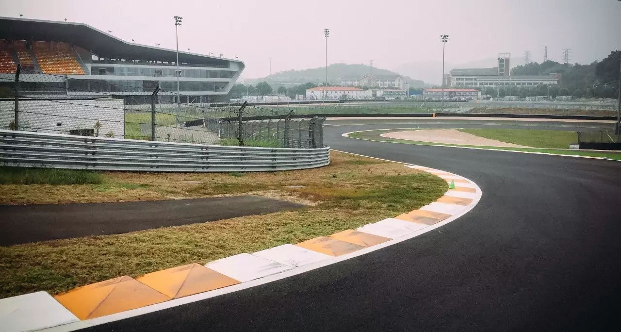 天太热，我选择躺在酒店里看比赛！