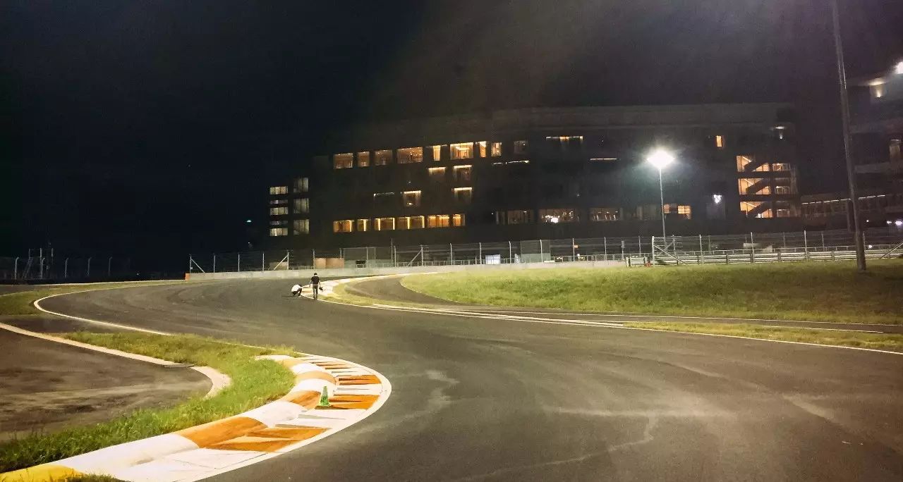 天太热，我选择躺在酒店里看比赛！