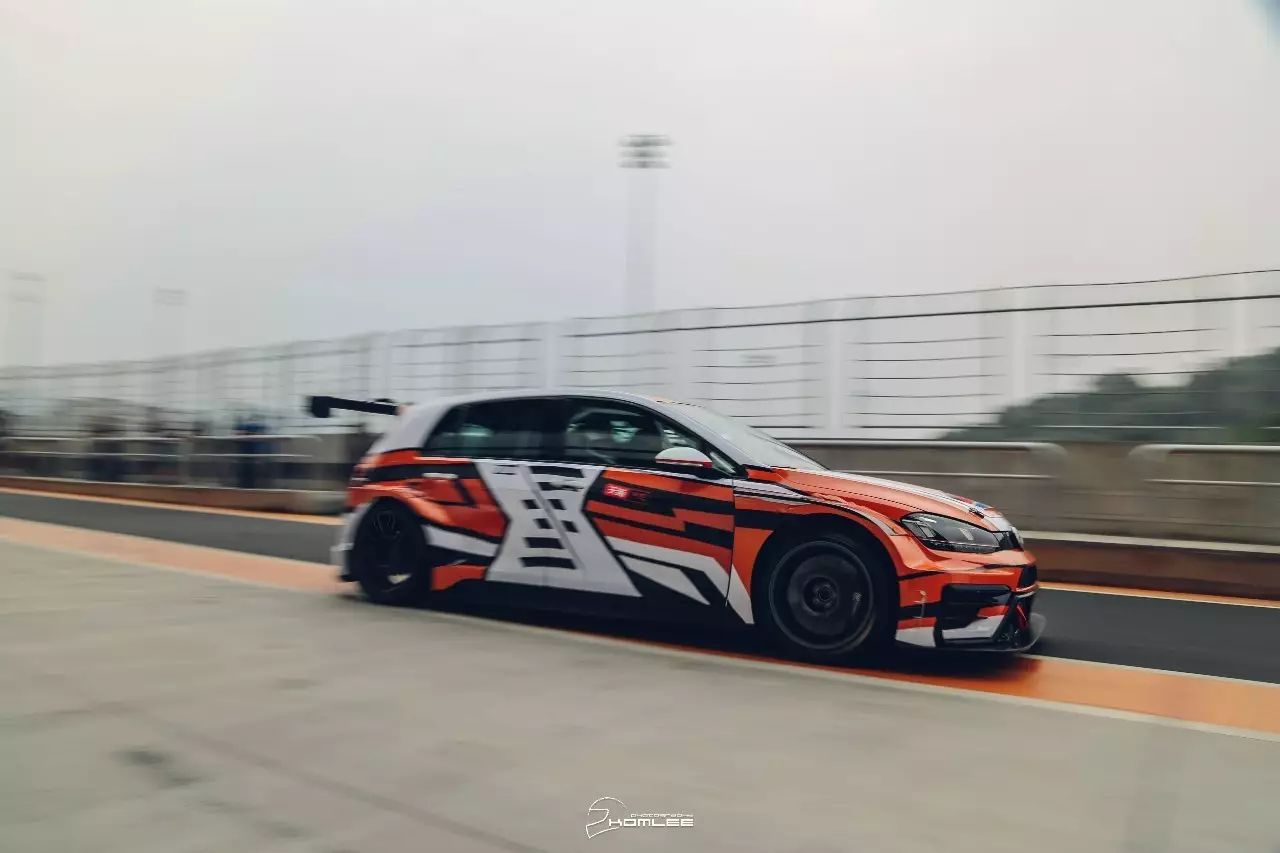 天太热，我选择躺在酒店里看比赛！