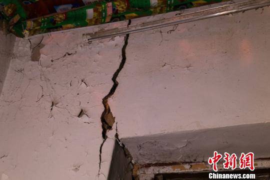 图为老旧房屋出现裂缝。阿克苏地区消防支队提供 摄