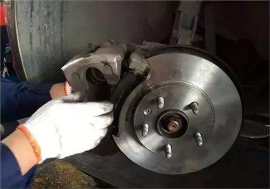 3分钟学会自检刹车片，黑心维修店再坑不了你！