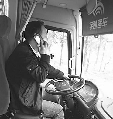 男子开车抠鼻子时翻车 这些习惯性危险动作别做