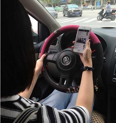 男子开车抠鼻子时翻车 这些习惯性危险动作别做