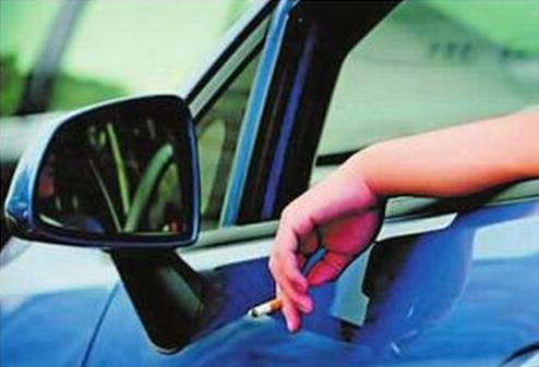 男子开车抠鼻子时翻车 这些习惯性危险动作别做