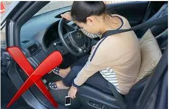男子开车抠鼻子时翻车 这些习惯性危险动作别做