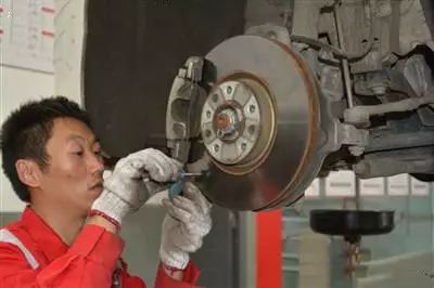 3分钟学会自检刹车片，黑心维修店再坑不了你！