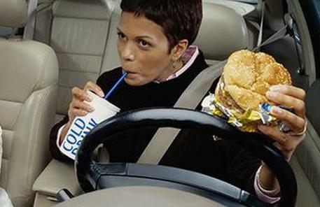 男子开车抠鼻子时翻车 这些习惯性危险动作别做