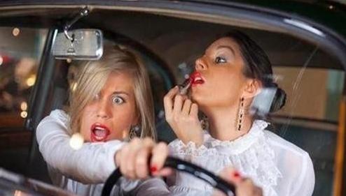 男子开车抠鼻子时翻车 这些习惯性危险动作别做