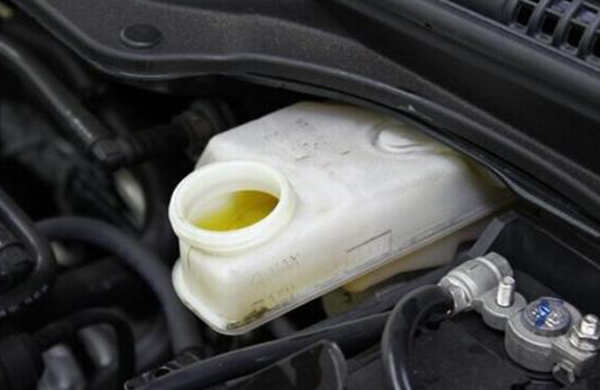 3分钟学会自检刹车片，黑心维修店再坑不了你！