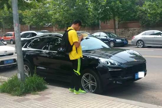 车上留挪车电话，原来这么危险！