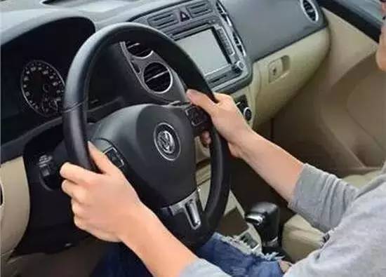 各种奇葩的握方向盘方法，你中枪了吗?