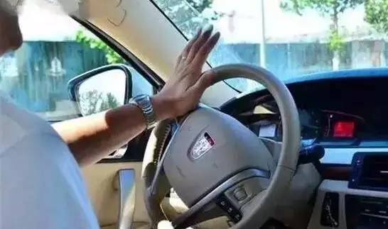 各种奇葩的握方向盘方法，你中枪了吗?