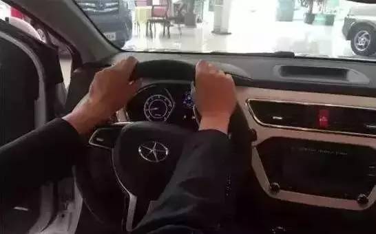各种奇葩的握方向盘方法，你中枪了吗?