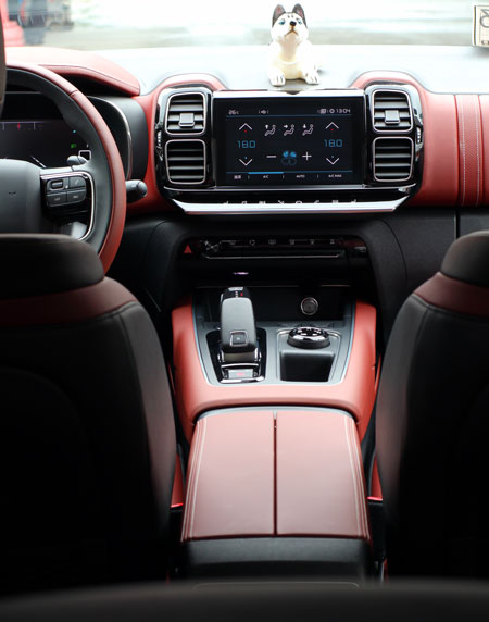 天逸的中控屏，布置在两侧对称的空调出风口，合起来就是一个“田”字，很容易让人想起尾灯的造型来