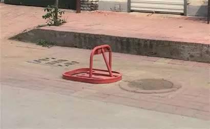 路虎车占用“私人车位”业主哈士奇表情回应！