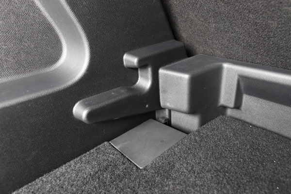 天逸的后备箱地板可以分成上下两层放置，卡在上层位置时与后备箱门沿齐平，卡在下层时能多出一个iphone5高度的纵向空间（照片为地板卡在下层位置）