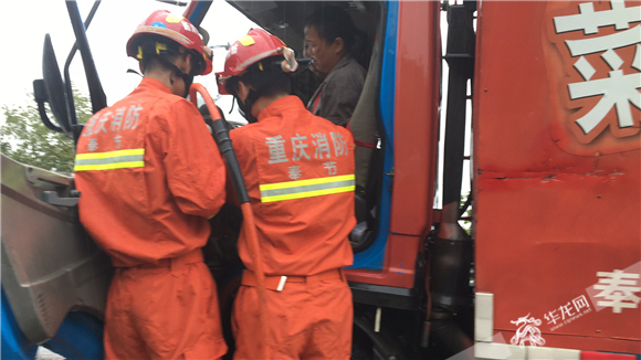 雨天路滑两货车相撞 聊聊ESP的重要性