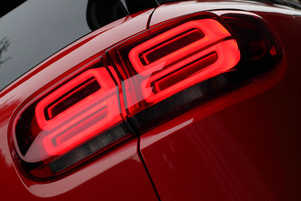 内置设计、立体悬浮感极强的LED尾灯，整个尾灯被划分成四个部分，其中转向灯功能由其中一个部分来起作用，当尾灯亮起时，双“田”字的造型非常有特色，成为夜晚辨识天逸的主要特征之一。