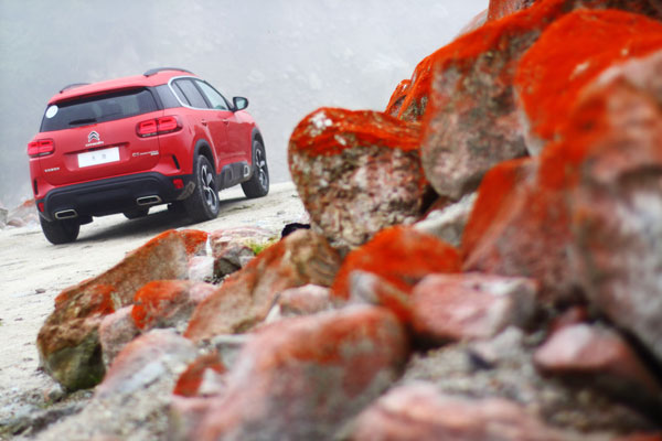 搭配1.8THP发动机的天逸排气管为双出，1.6THP车型为左边单出