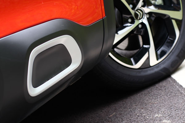 前轮后的车身底部防擦条设计，从前门到后门，一共有三个这种圆角矩形的造型，但是只有第一个圆角矩形使用了银圈做装饰，一来主次分明，二来增强了天逸侧面的底盘厚重感。