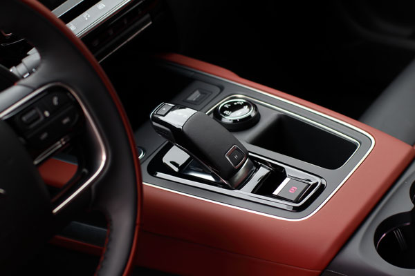 与东风标致的产品别无二致的变速箱电子档把，不过部分功能的实现效果相对简单很多（Sport按键没有提示灯，且也没有4008上面的声效配合）