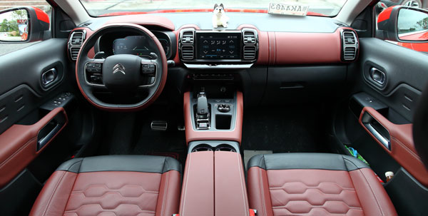 大量体现“圆角矩形”设计元素的天逸内饰