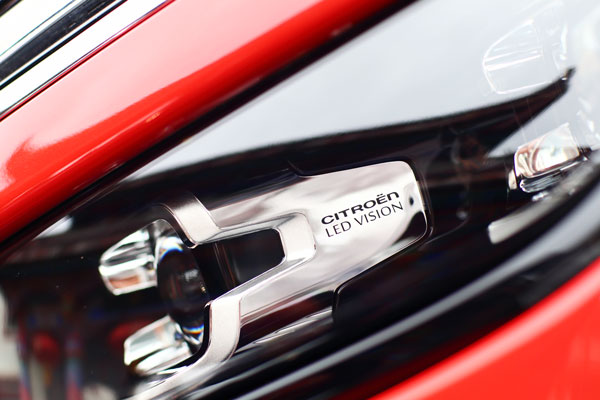 天逸顶配车型上采用的LED头灯