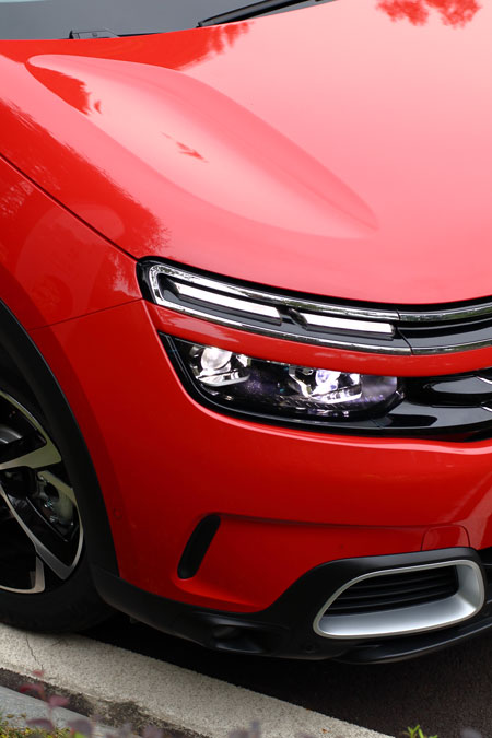 在饱满的车身塑性中，唯独在发动机舱盖，两个前轮位置之上，有一对儿肾形的凹陷设计，这个设计让天逸从前方看起来立体感更强，同时也增强了一种“贴地匍匐”的视觉感受。