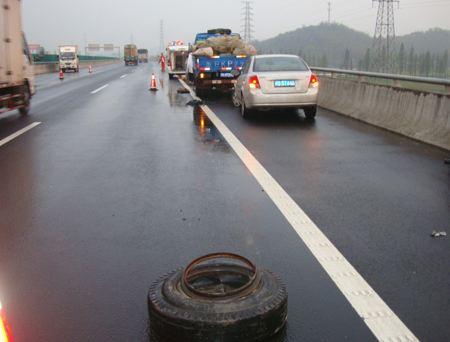 女司机开车高速路上爆胎, 停车换胎被扣6分