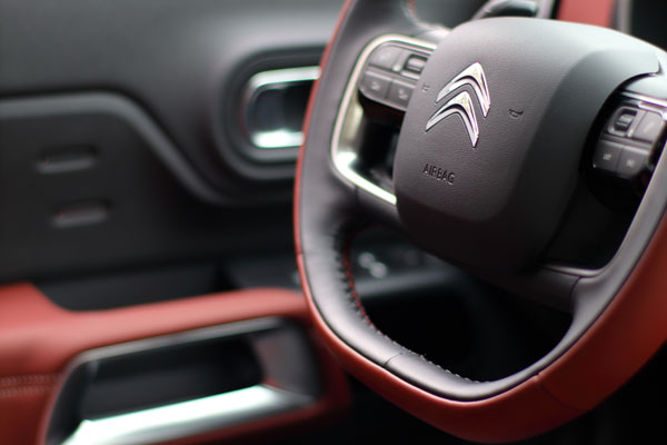 立体、饱满的方向盘设计，两侧盘幅上的多功能区，还是体现了圆角矩形的设计元素