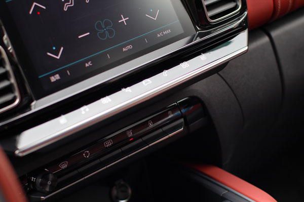 上层功能按键使用了触摸感应式设计，下层控制空调部分的按键，则采用了传统的机械式设计，整个中控屏的控制按键区就这两部分，非常简洁，其余功能都可以通过触摸屏来实现