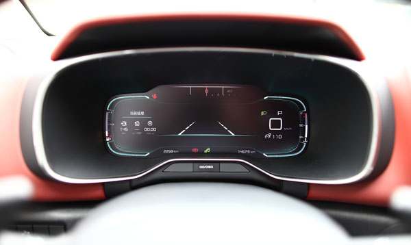 可以和中控屏实现显示内容互动的仪表盘，整体设计风格也是“圆角矩形”