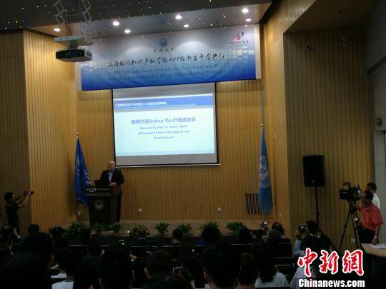 与联合国世界知识产权组织合作举办的WIPO班，旨在加强与国际组织合作，“‘一带一路’班”旨在服务国家“一带一路”建设，培养“一带一路”沿线国家知识产权官员和专家学者。芊烨 摄