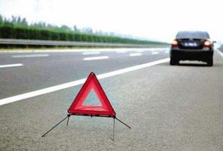 女司机开车高速路上爆胎, 停车换胎被扣6分