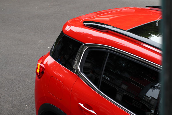 天逸采用了时下比较流行的悬浮车顶设计，同时前后两排乘客席的侧面窗户由一圈镀珞条装饰起来，同时在最后边的黑色车体部分，是一个半隐藏式的窗户，一来增强车内采光，二来让车身侧面看起来更简洁。