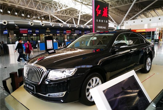 红旗，从云端跨入人间