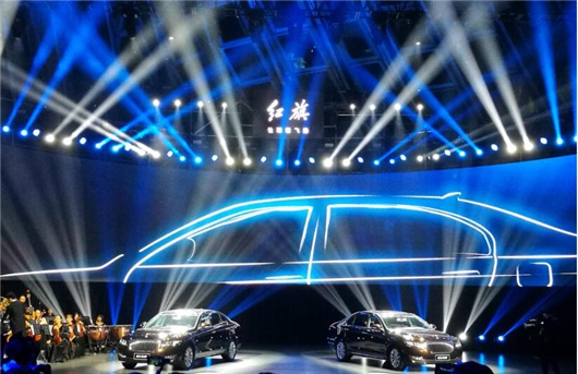 红旗，从云端跨入人间