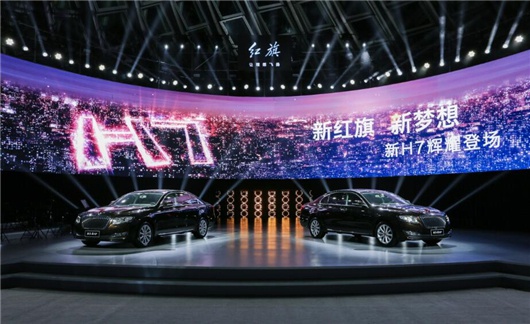 红旗，从云端跨入人间