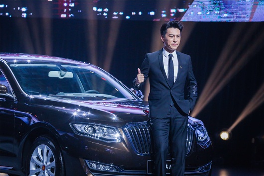 红旗，从云端跨入人间