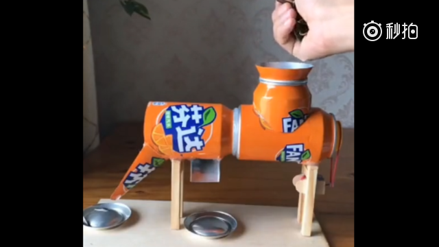 牛人自制易拉罐版自动瓜子剥皮机,给我一个我可以吃上一天 .