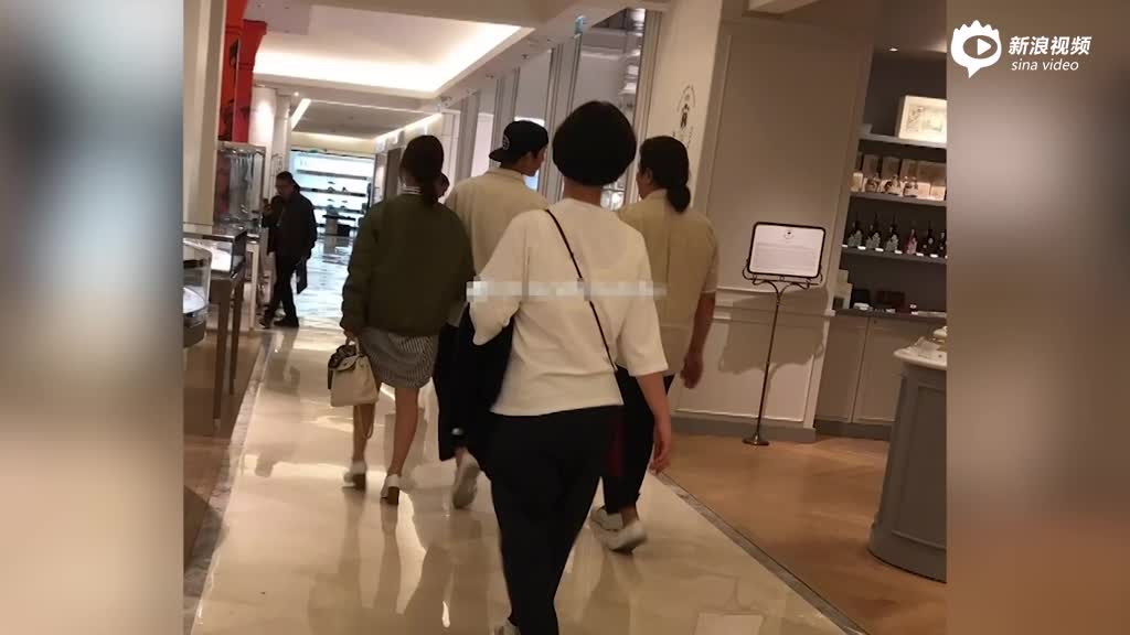 宋仲基宋慧乔巴黎挽手逛街