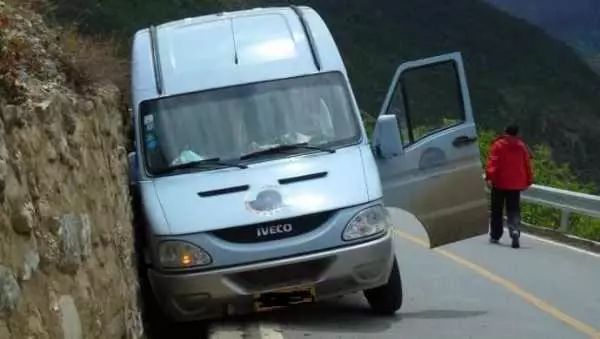 高速上刹车失灵怎么办？教你4招化险为夷！