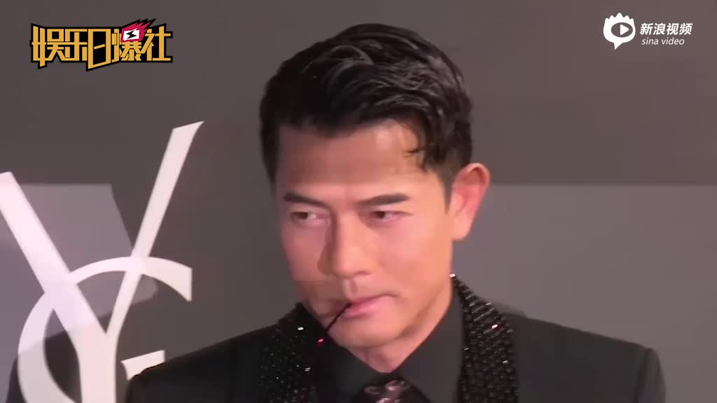 郭富城亲手帮女儿剪脐带