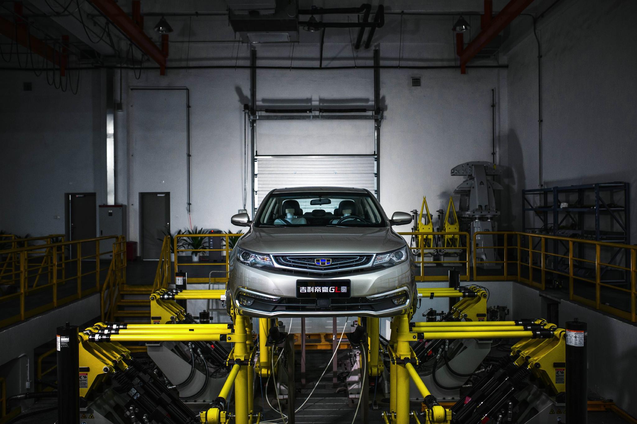 ▲台架上的实验车，孤独而无助